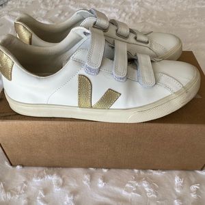 VEJA 3-Lock Velcro Sneaker in white and gold